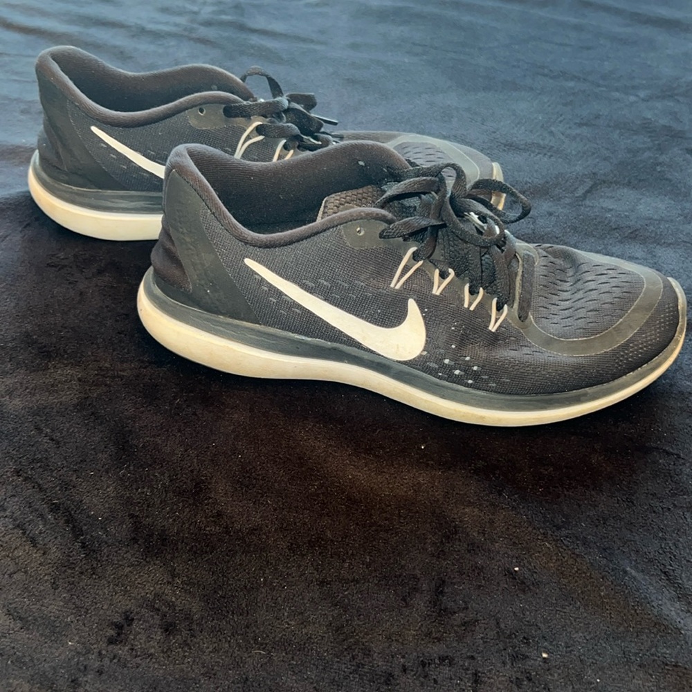 Nike women’s size 8 black and white sneaker